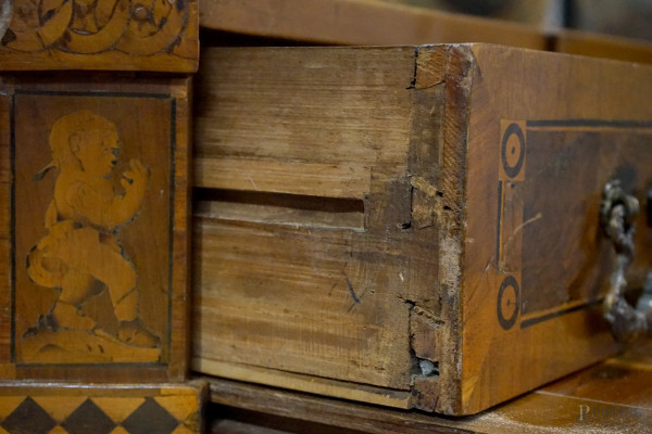 Comò in legno impiallacciato in varie essenze, Nord-Europa, fine XVIII-inizi XIX secolo, cm 94x12...
