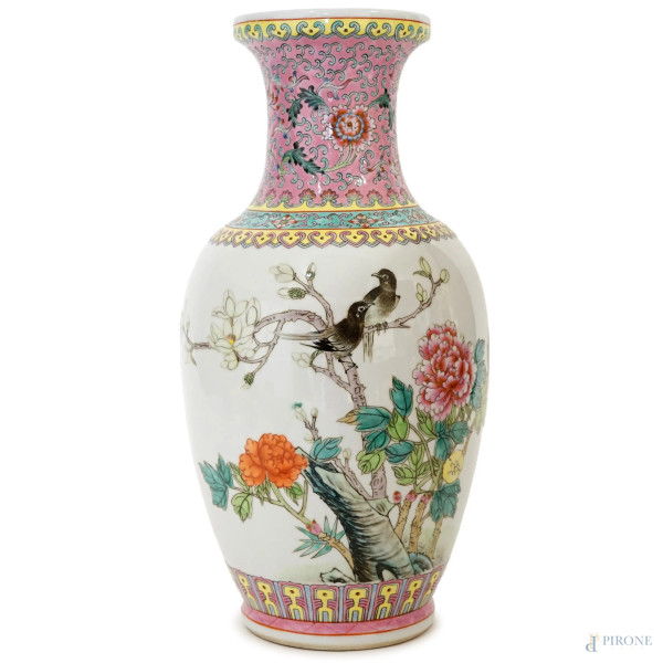 Vaso in porcellana policroma, Cina, metà XX secolo, decoro raffigurante volatili su rami fioriti, e iscrizione sul retro, cm h 36,5