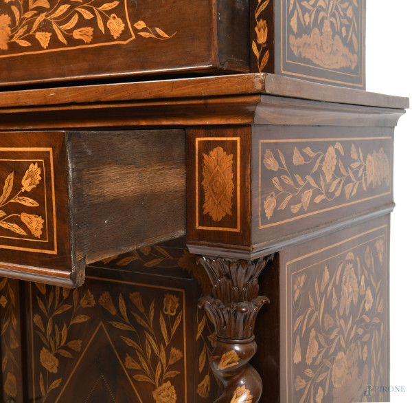 Credenza olandese a doppio corpo in legno impiallacciato e intarsiato a motivi floreali in varie ...