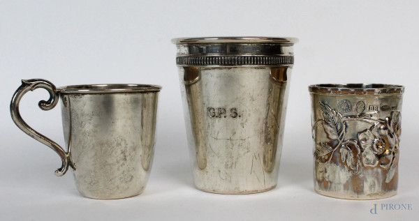 Lotto di tre bicchierini in argento, altezza max cm 7,5, gr 105