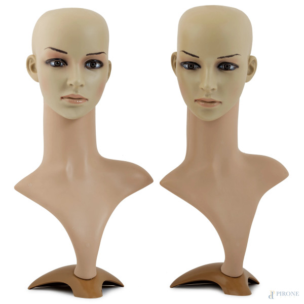 Coppia di busti in resina plastica, altezza cm 50,5, (segni di usura)