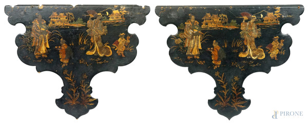 Coppia di pannelli in legno laccato nero con decori raffiguranti personaggi di corte, manifattura orientale, XX secolo, cm 23x29, (difetti)