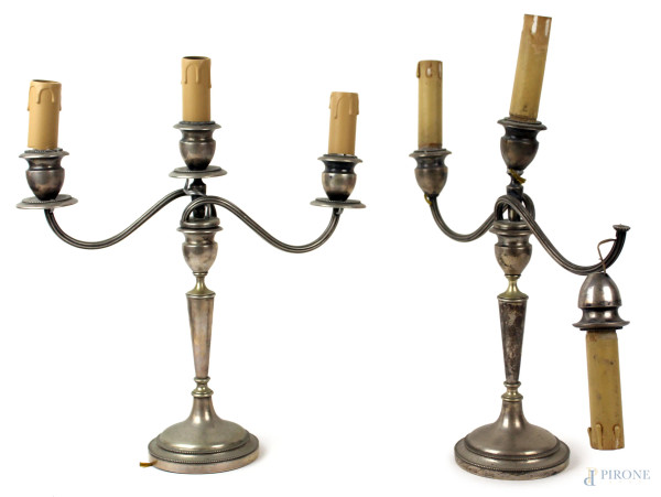 Coppia di candelabri in argento a tre fiamme, braccia sinuose e fusto a balaustro, cm h 37, (difetti, mancanze ed un braccio da saldare)