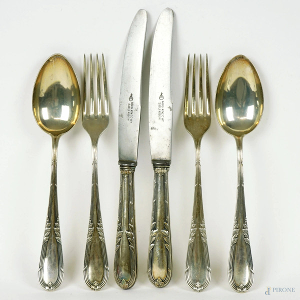 Set di sei posate tete a tete in argento, composto da due forchette, due cucchiai e due coltelli, XX secolo, peso gr. 280, (esclusi coltelli).