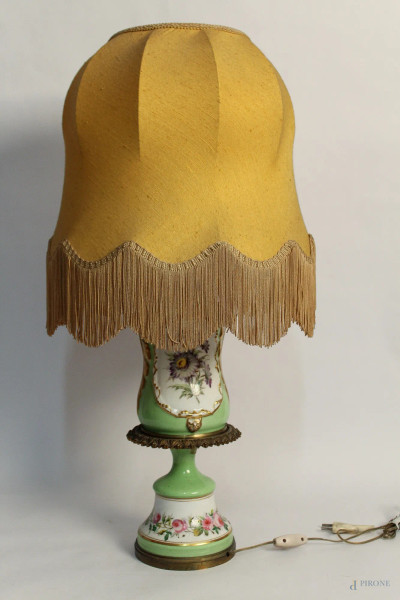 Lampada in porcellana policroma con medaglione floreale, H 40 cm.
