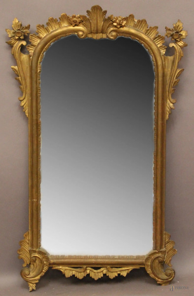 Specchierina di linea centinata in legno dorato, XIX sec, 87x52 cm.