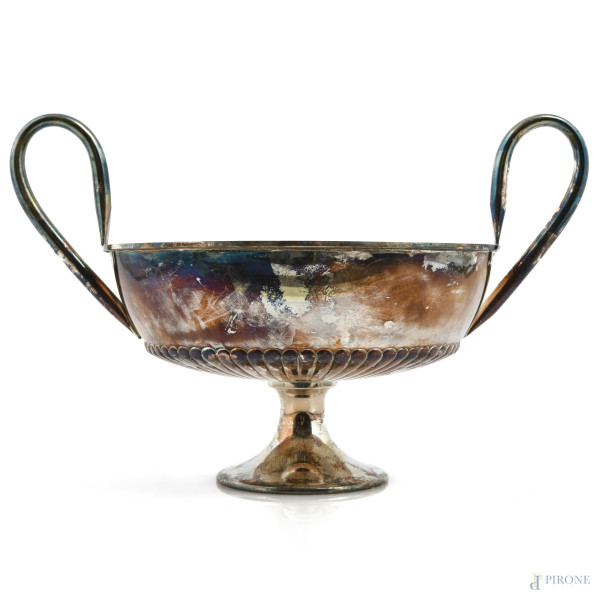 Cassapanca in legno con fronte decorato ad intaglio tripartito in tre pannelli. Piano apribile a ribalta  [..]