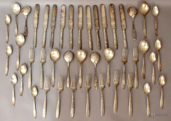 Servizio di posate in metallo argentato composto da: dodici cucchiai grandi, dodici forchette grandi, dodici coltelli e dodici cucchiaini.