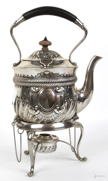 Tea kettle in argento, decori incisi e sbalzati, manico e pomolo in legno, altezza cm. 30, peso lordo gr. 890, punzoni Inghilterra, 1886.