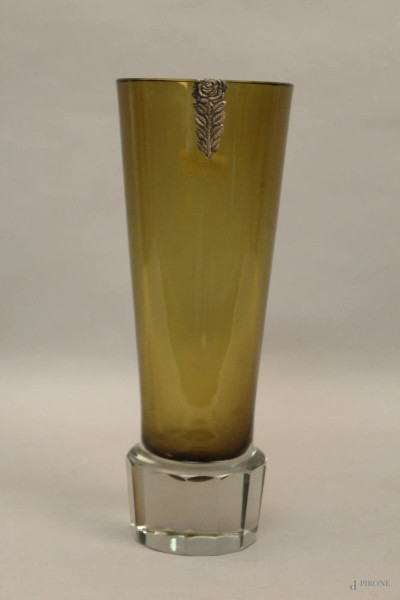 Vaso in vetro giallo con applicazione in argento, h cm 26, firmato e datato.