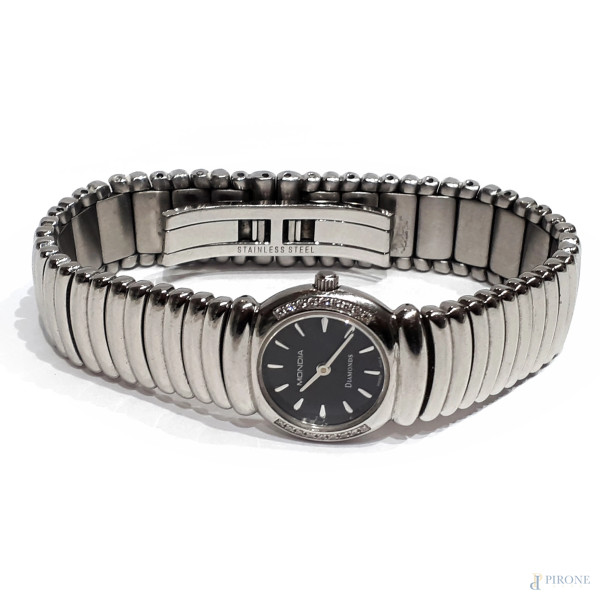 Orologio vintage da polso Mondia da donna, Swiss Made, cassa rotonda in metallo argentato impreziosita da diamanti incastonati lungo la lunetta, quadrante nero con indici applicati e firma MONDIA-DIAMONDS, movimento svizzero al quarzo, bracciale in acciaio, produzione anni 80