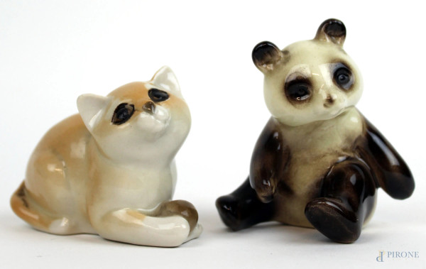 Panda  e gattino, due sculture in porcellana policroma, alt. max cm 7,5, una marcata Goebel Germany alla base, (lievi difetti).