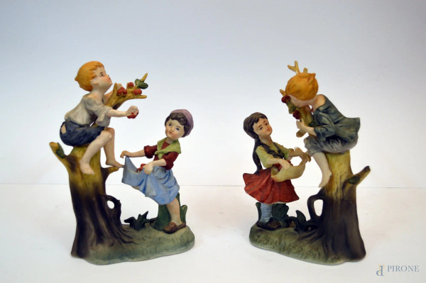 Bambini e la raccolta di frutta, coppia sculture in bisquit, h. 19 cm.