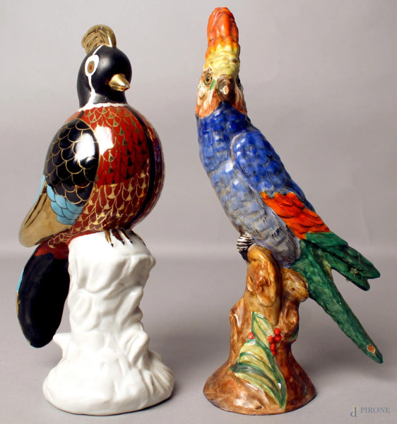 Lotto composto da due pappagalli in porcellana policroma, marcati, H 26 cm, (piccole mancanze).