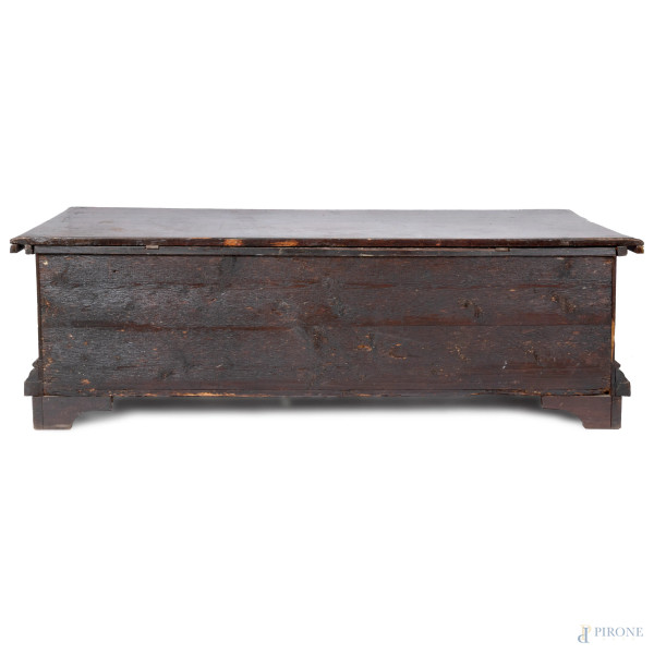 Cassapanca in noce con fronte modanato, XIX secolo, cm 58x172x59, (segni di usura, difetti)