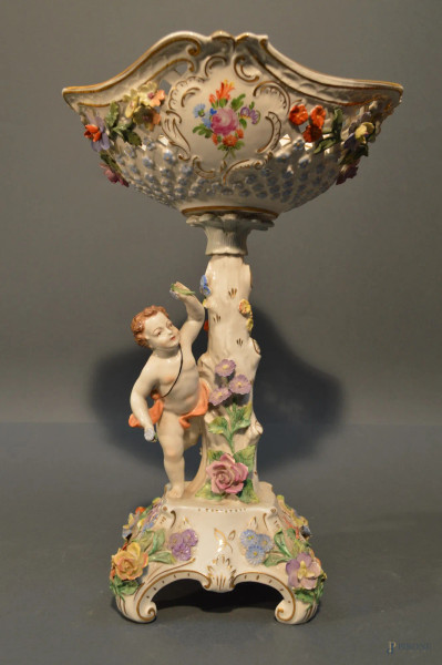 Alzata centrotavola in porcellana a decoro policromo con fiori a rilievo, poggiante su colonna e fanciullo,marcato dresda, h. 39 cm.