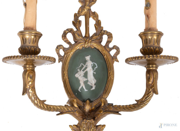 Lotto di quattro appliques a tre luci in bronzo dorato con elementi apicali a pigna e a nastro, X...