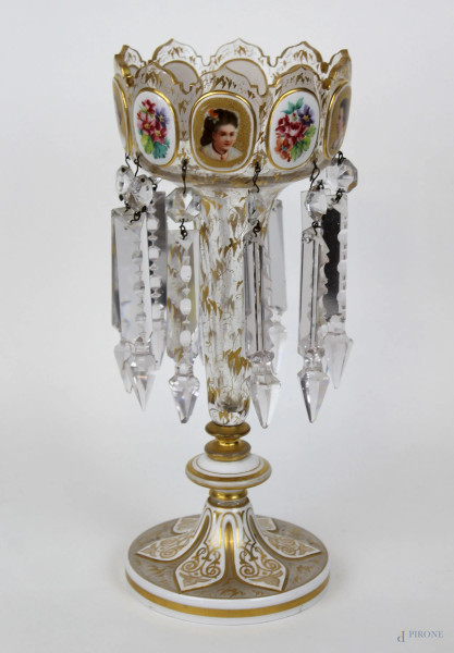 Alzata in cristallo con particolari dipinti e smaltati in policromia, base in porcellana con finiture dorate, cm h 30,5, XIX secolo, (difetti).