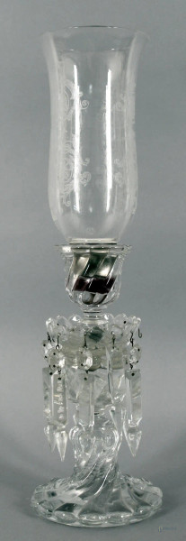 Portacandele in cristallo di Baccarat, particolari incisi, altezza 46 cm.