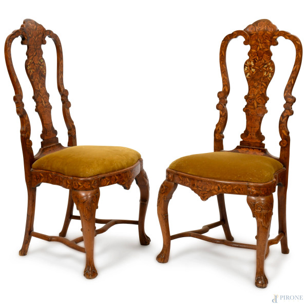 Coppia di sedie in legno intarsiato in varie essenze con schienale sagomato e intagliato. XX secolo, cm 112x56x50, (difetti, scalfiture, fori di tarlo, mancanze all'intarsio)