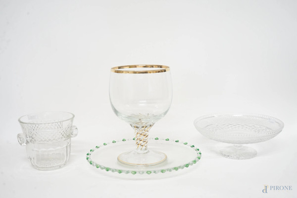 Lotto di quattro oggetti in cristallo e vetro, XX secolo, altezza max cm 27