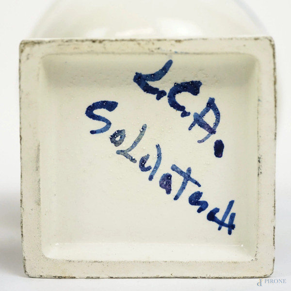 Due alzatine diverse in maiolica smaltata, misure max cm 14x15, XX secolo, (difetti).