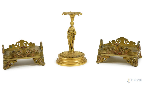 Lotto composto da una coppia di basi ed una alzatina in metallo dorato, XIX-XX secolo, altezza max cm 13, (difetti)