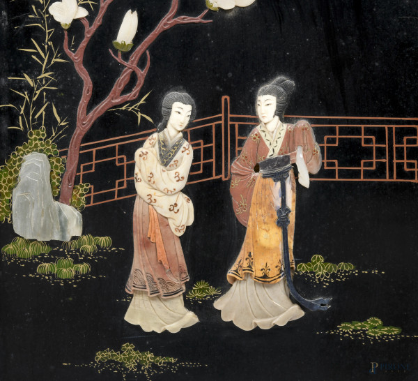 Vetrina in legno laccato e dipinto a motivi floreali e scene di genere di ispirazione orientale. ...