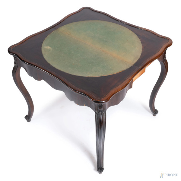 Tavolino da gioco in legno dipinto e impiallacciato, XIX secolo, aperto cm 75,5x85x86; chiuso cm 77,5x66x43, (segni di usura, scalfiture, difetti)