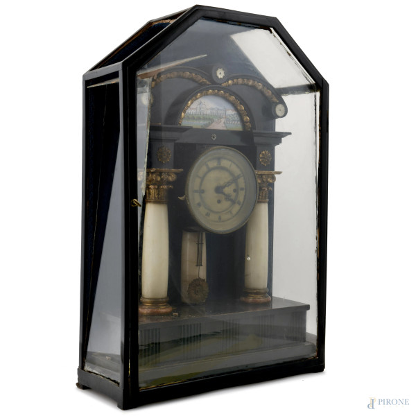 Pendola da camino a due colonne trabeate in alabastro con decorazione dipinta a villa viennese. Q...