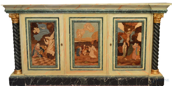 Mobile in legno a finto marmo a tre sportelli a decori di scene religiose con laterali a torciglioni con particolari intagliati a forma di capitelli dorati, 106x210x69 cm.