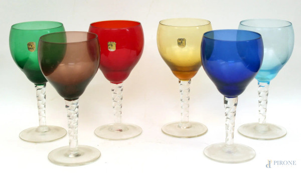Lotto composto da sei bicchieri colorati in vetro Murano.