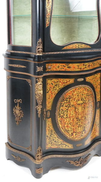 Credenza con vetrina in stile Boulle, in legno ebanizzato con intarsi in metallo dorato, cm h 224...
