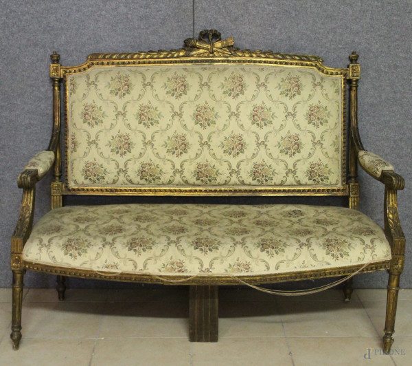 Salotto di linea Luigi XVI composto da un divano, due poltrone e due sedie in legno intagliato e dorato con sedile e dorsale in stoffa damascata, Francia XIX sec.