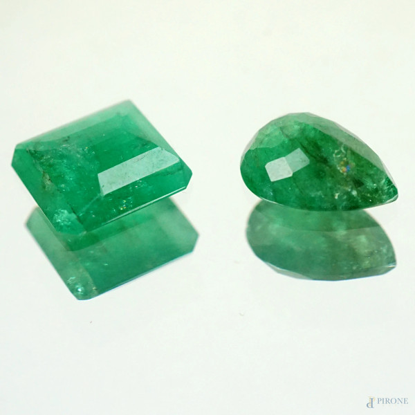 Lotto di due smeraldi seconda scelta per un totale di 13 CT (rettangolare 7,5 CT; goccia 5,5 CT).
