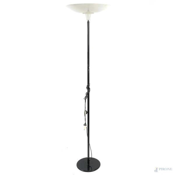 Lampada da terra in metallo colore nero con plafoniera in vetro, XX secolo, altezza cm 195,5, (difetti)