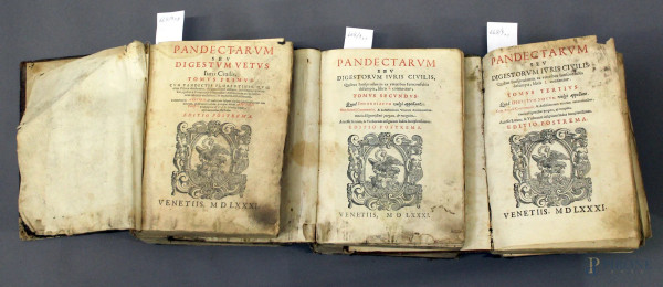 Pandectarum Seu Digestum Vetus, tre volumi datati 1581 di argomento giuridico.