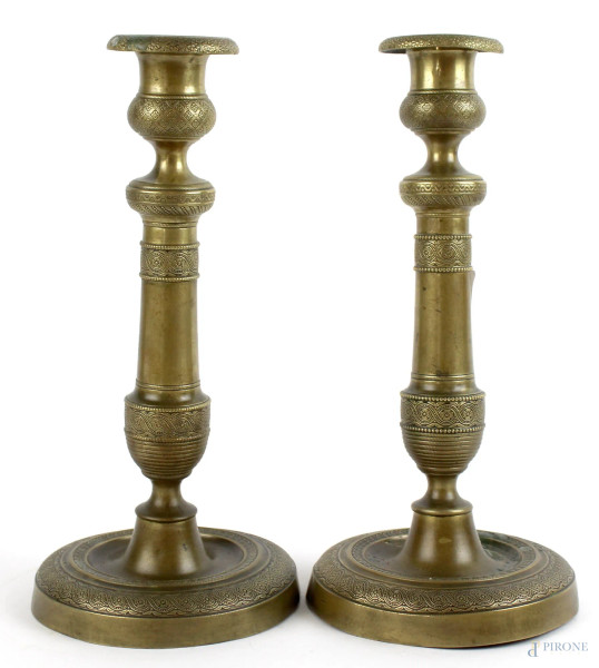 Coppia di candelieri in bronzo di linea Luigi XVI, particolari cesellati, altezza cm. 27,5, (difetti).