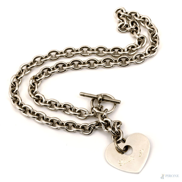 Lotto composto da: catenina  (lunghezza cm 43) con pendente a cuore in argento con zirconi (cm 2); collana in metallo argentato motello Tiffany con ciondolo a cuore recante incisione