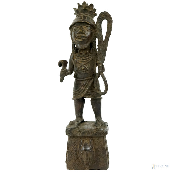 Guerriero, scultura in bronzo, cm h 36,5, Regno del Benin, metà XX secolo, (difetti).