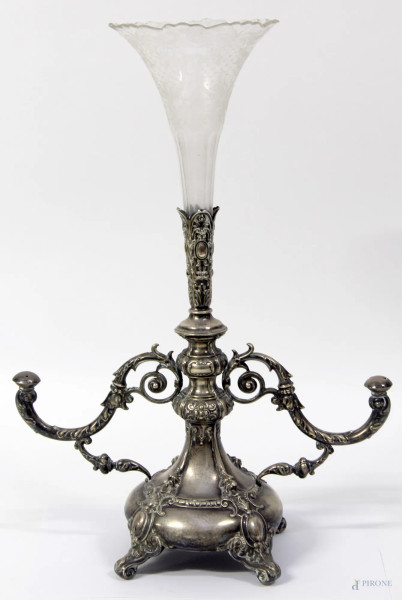 Alzata centrotavola in argento sbalzato con vaschetta portafiori in vetro inciso, H 45 cm.