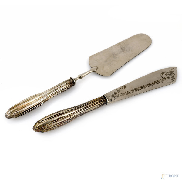 Coppia di posate da torta con manico in lamina d'argento 800/000, XX secolo, lunghezza massima cm  29