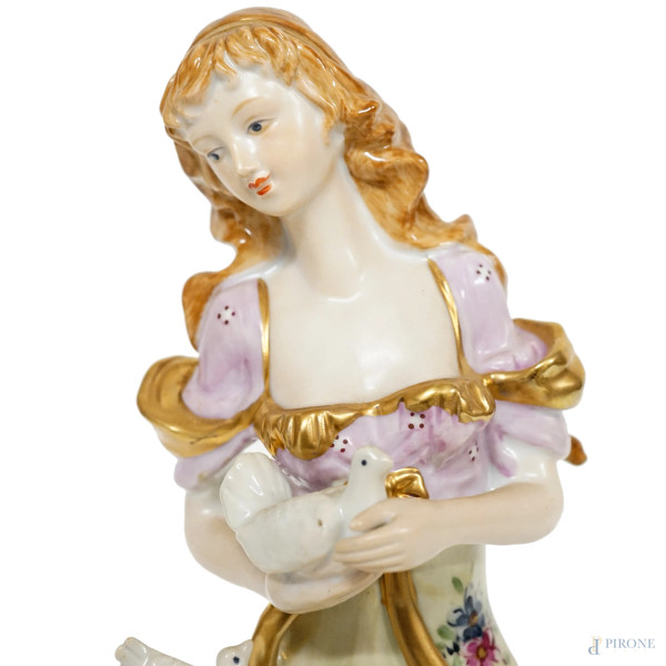 Scultura in porcellana policroma rappresentante una figura femminile con due colombe, XX secolo, ...