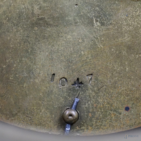 Pendola da tavolo in metallo brunito e dorato, XX secolo, quadrante affiancato da figura alata co...