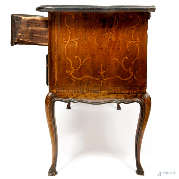 Coppia di cassettoni in noce con intarsi in bosso. Fronte a doppio cassetto e fronte del piano mo...