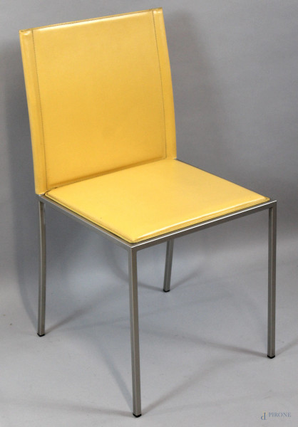 Sedia in metallo rivestita in cuoio color giallo.
