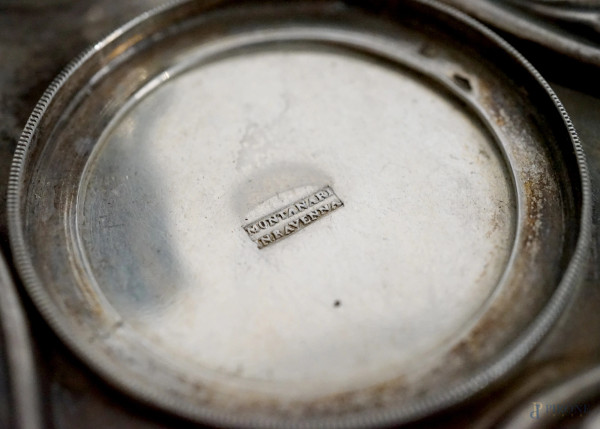 Calamaio in argento cesellato e sbalzato poggiante su quattro piedini ferini, XX secolo, cm 8,5x2...