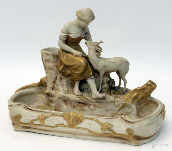 Centrotavola in porcellana bianca con particolari dorati sormontato da figura con cerbiatto, marcato Royal Dux, H 20 cm, piccolo difetto.
