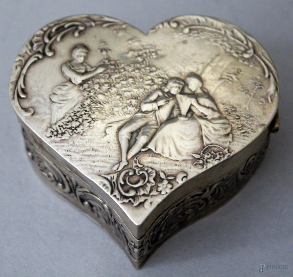 Scatolina a forma di cuore in argento sbalzato e cesellato a soggetto di scene galanti sia sul coperchio, sia all&#39;interno della scatola, XIX secolo, altezza 3x7x7,5 cm.