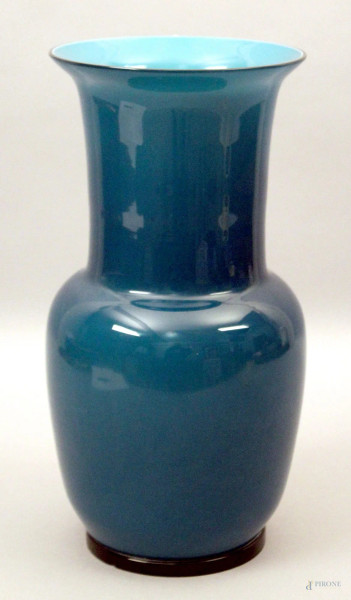 Vaso in vetro blu, firmato Venini, H 36 cm.